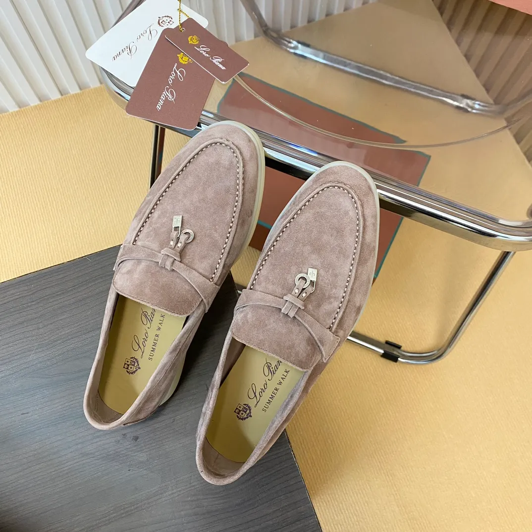 👟👟Ex-factory price 540👟👟 🔥🔥🔥 Loro Piana classic model 💯Top genuine grade💯Buy the original 1:1 copy💯 Founded the existing Loro Piana company on April 24, 1924. It is the sixth generation of family operation, providing the best quality products to customers who are discerning about taste and quality. Fabric: Imported original Yangjing (men's model imported high mercerized) Lining: Made of plain calfskin Purely hand-sewn thread Authentic packaging Original outsole Size: 35-42 39-45 Note: Long-term supply, sell with confidence